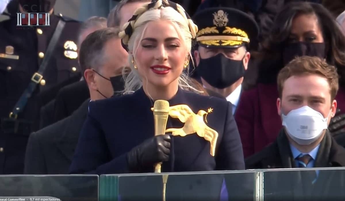 Lady Gaga canta o hino nacional dos EUA na posse de Biden; Assista
