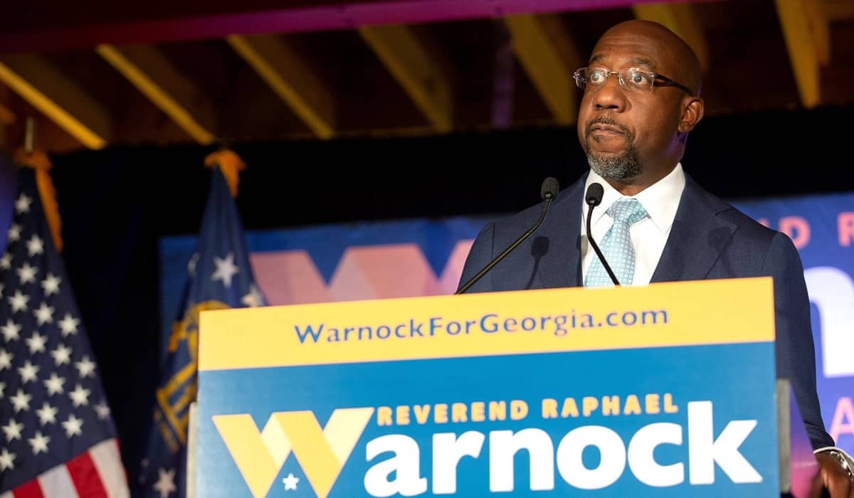 Democrata Raphael Warnock vence disputa pelo Senado dos EUA na Geórgia