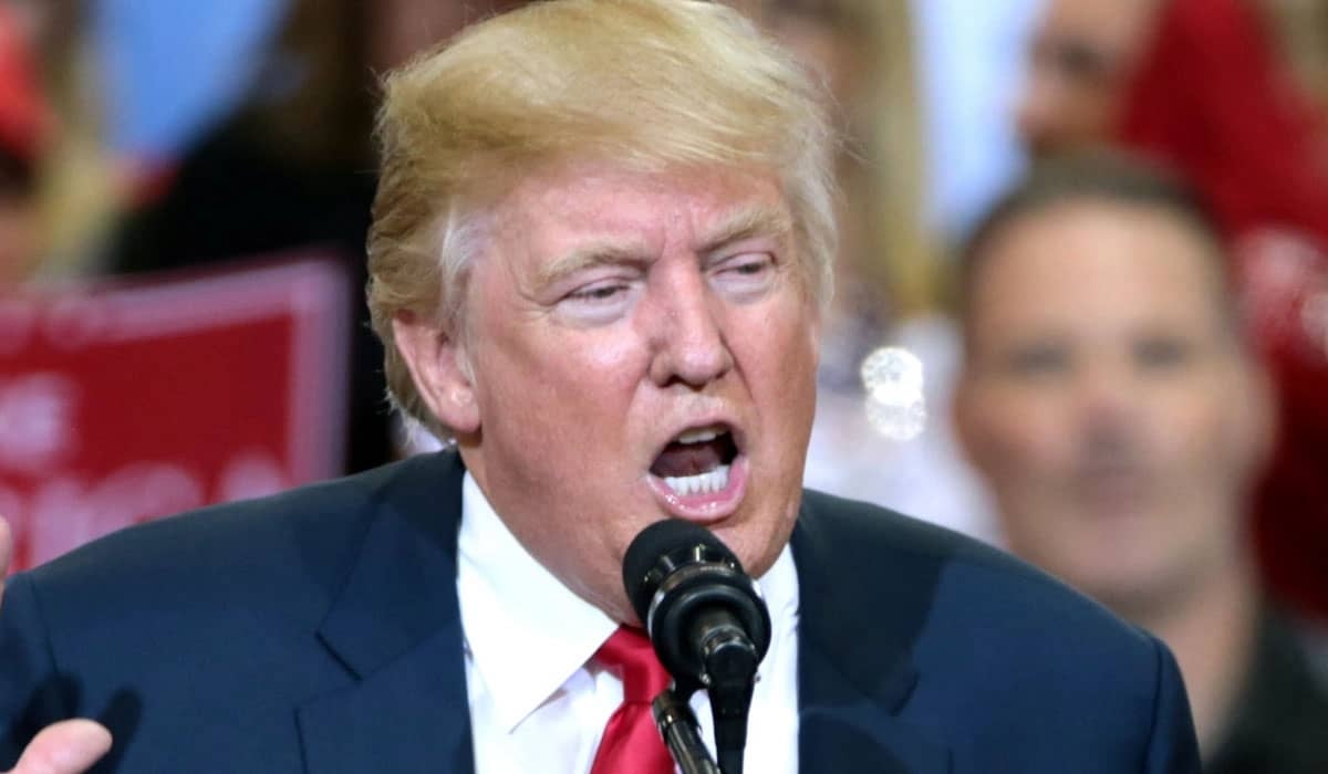 Ameaçado, Trump condena invasão ao Capitólio e reconhece vitória de Biden