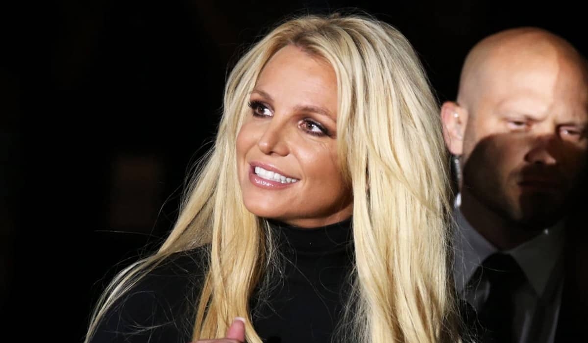 Pai de Britney Spears desiste de tutela, mas a cantora ainda não está livre
