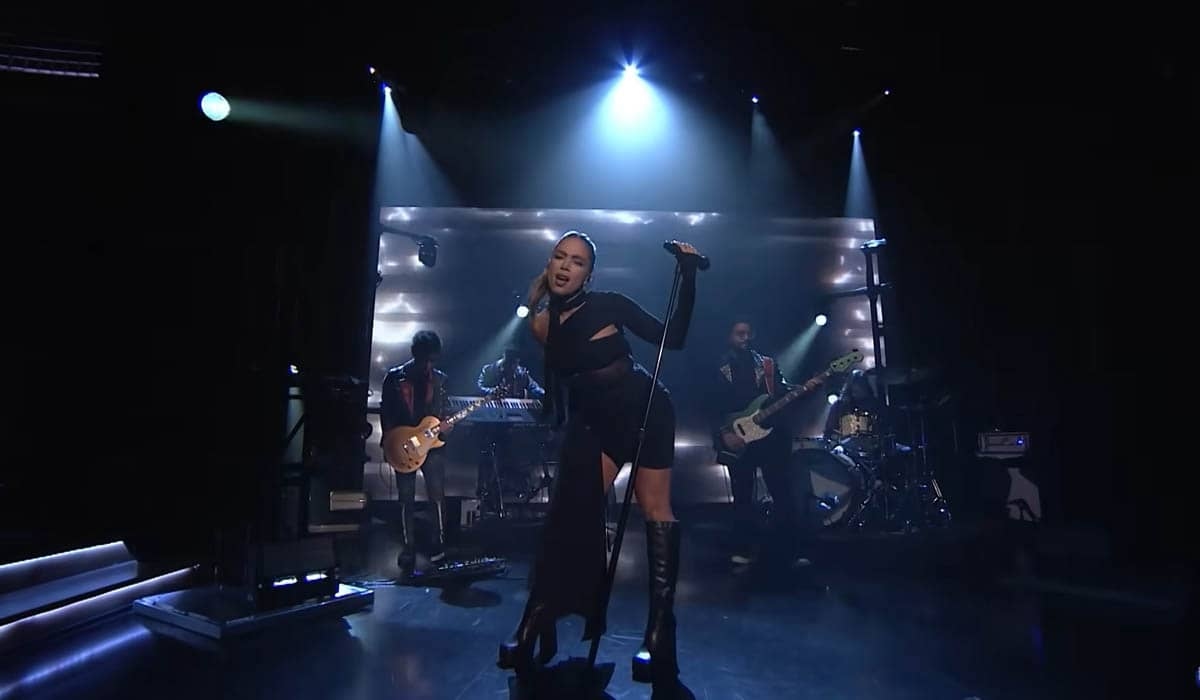 Anitta canta 'Boys Don't Cry' ao vivo com banda no Jimmy Fallon