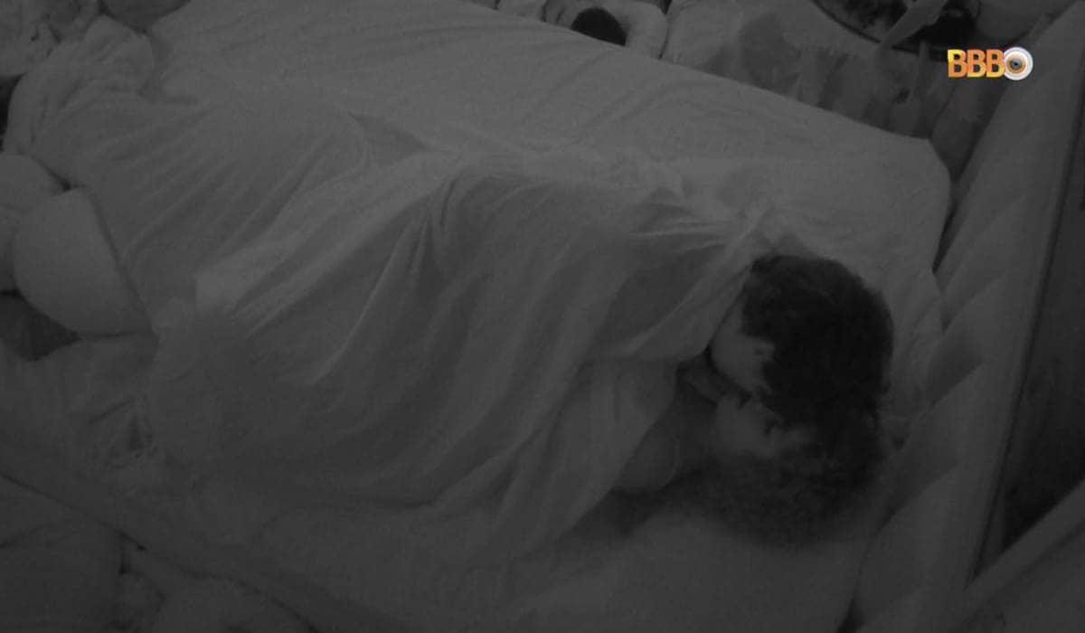 Maria e Eliezer movimentam edredom no BBB 22