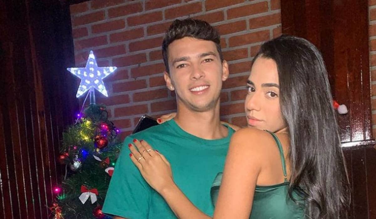 Mirella Santos, do Ilha Record, se casa em São Paulo com surfista