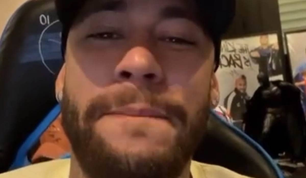 Atropelado por fãs, Neymar entra mancando em hotel antes do jogo Brasil x Equador