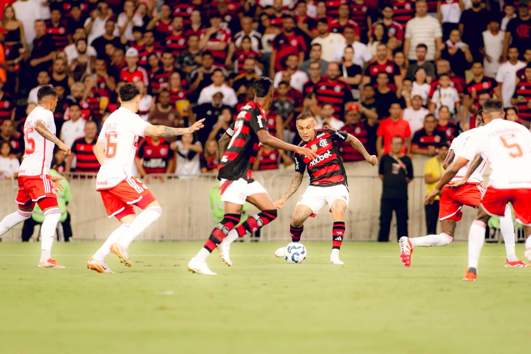 Flamengo vence Inter e avança com autoridade na Libertadores