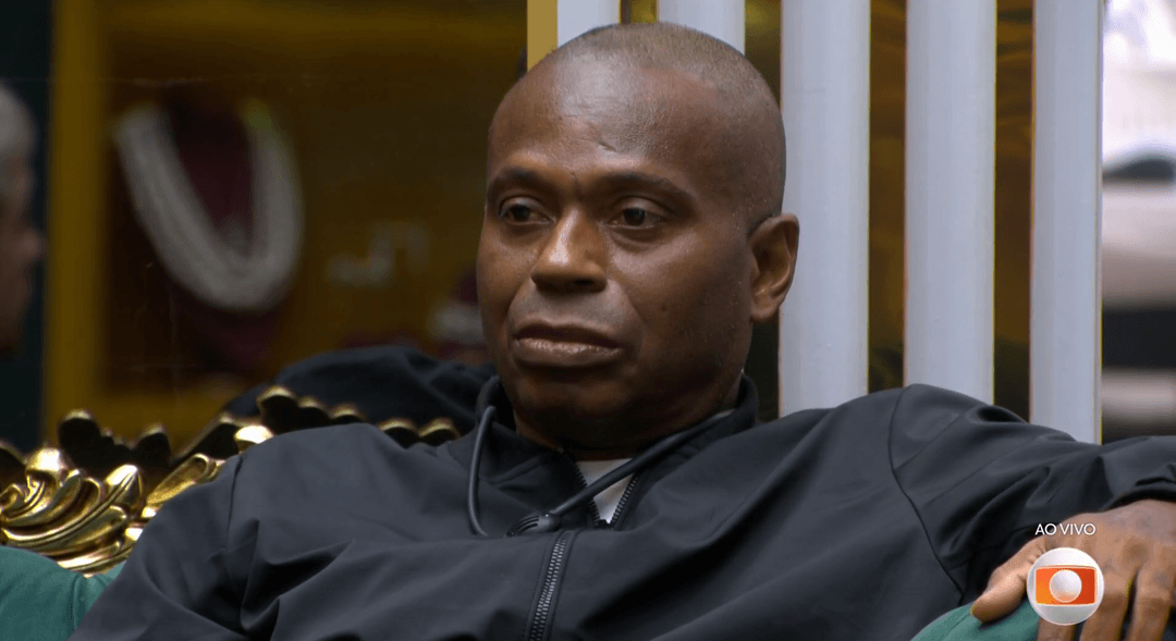 BBB 26: Edilson Capetinha tenta bater o botão, é 'bloqueado' pela produção e reclama: "Não abriram"