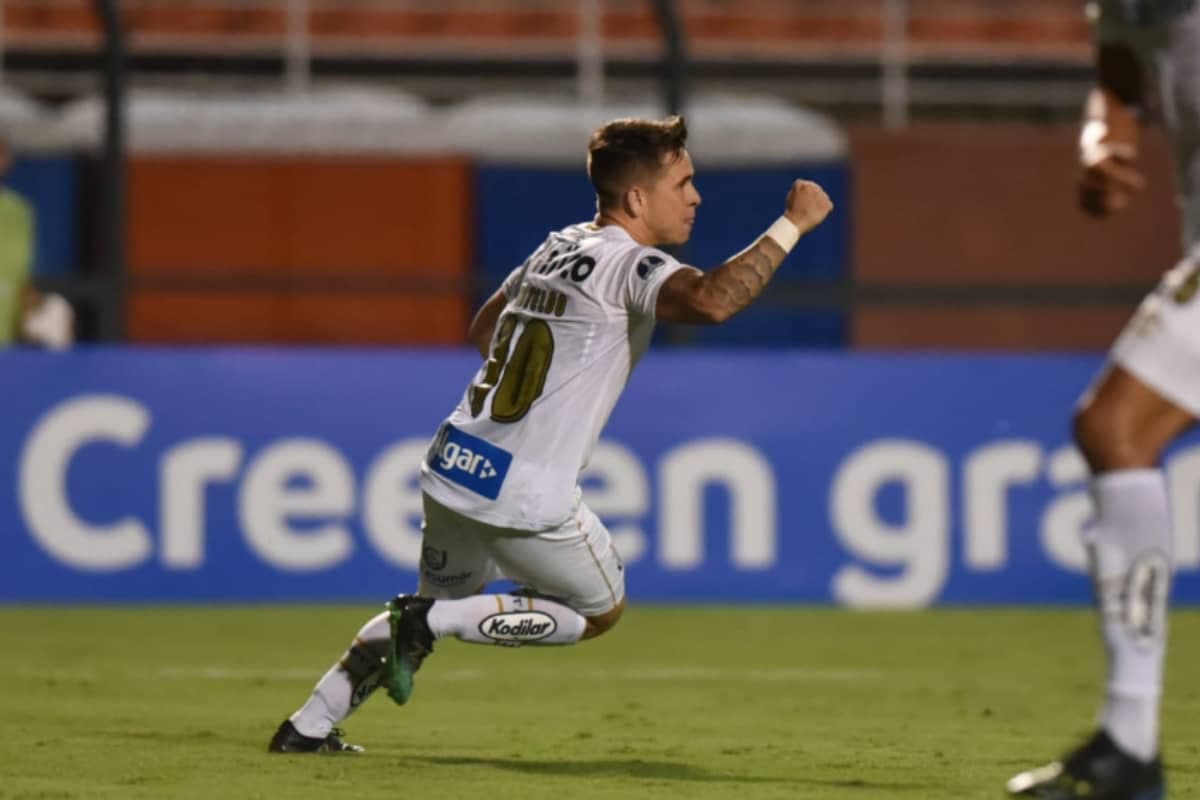 Santos x Botafogo: Soteldo abre o placar com gol de voleio; assista