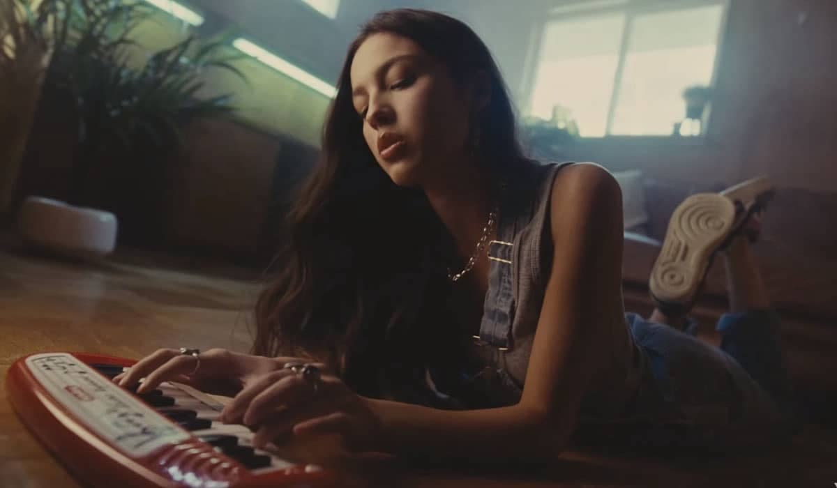 Olivia Rodrigo lança 'drivers license' e se nivela no topo da indústria (Análise)