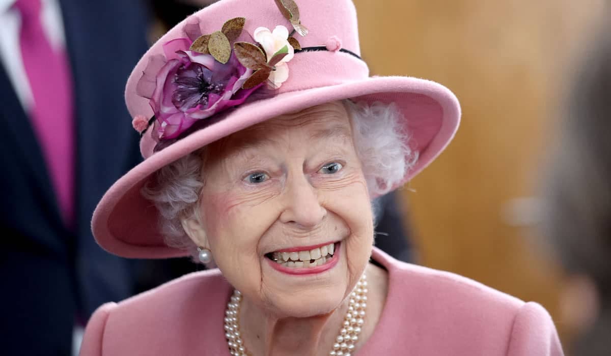 Rainha Elizabeth II ficará em observação após ser internada em hospital