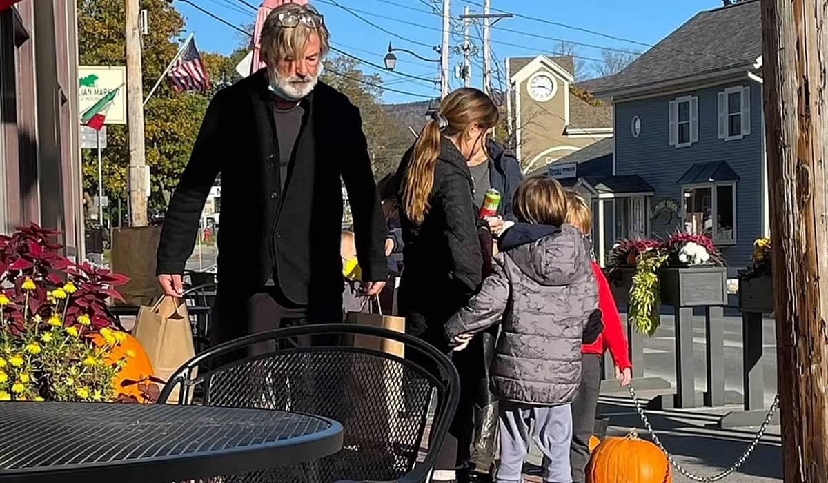 Alec Baldwin viaja com a família após tragédia com Halyna Hutchins