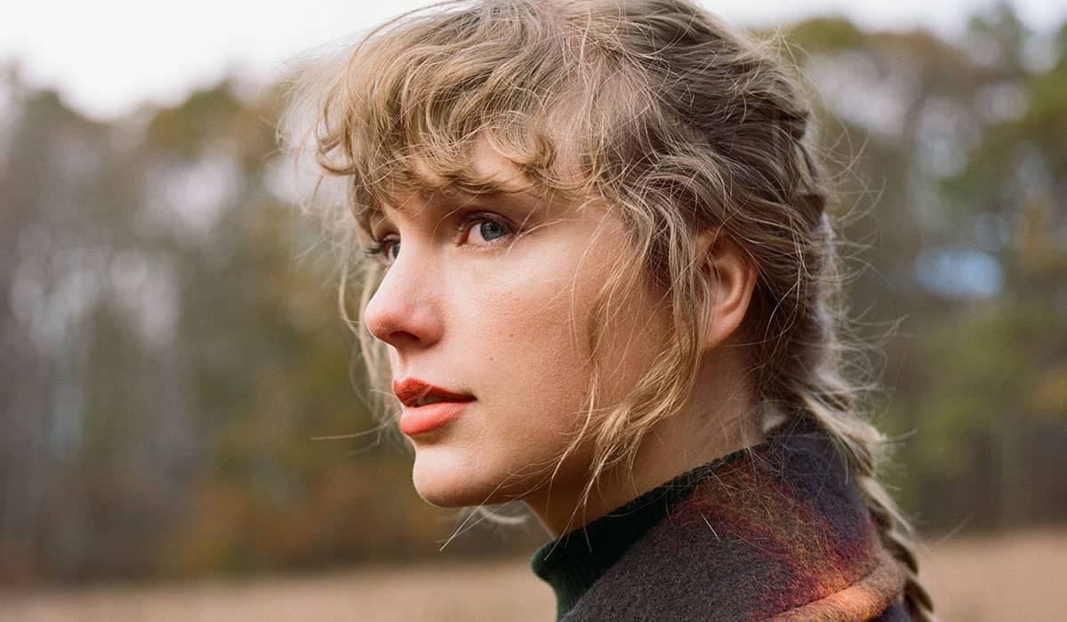 Taylor Swift anuncia relançamento do álbum 'Fearless' e nova versão de 'Love Story'
