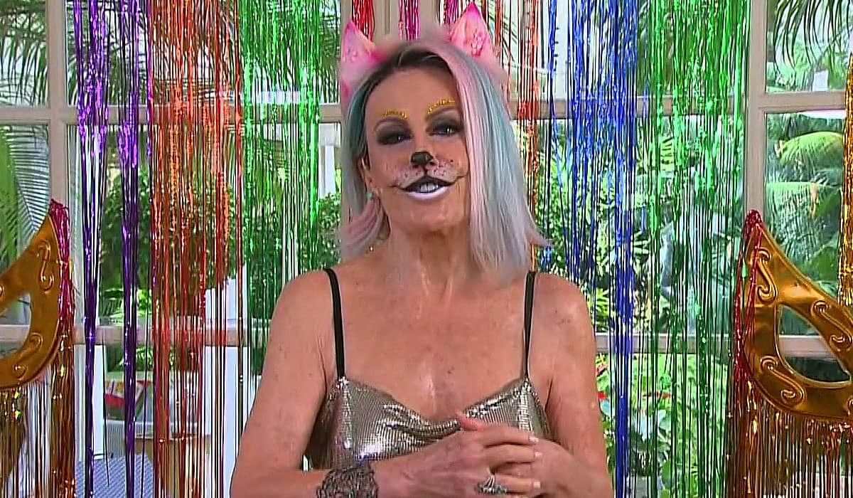 Ana Maria Braga se fantasia de gata e entrevista Ivete Sangalo no Mais Você