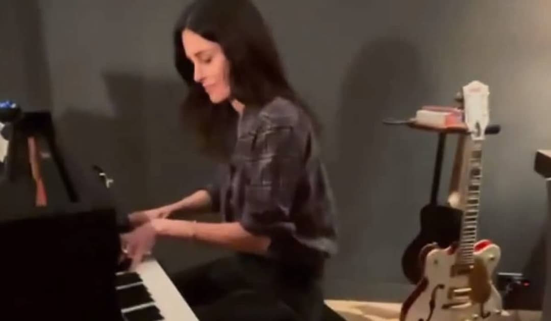 Courteney Cox exalta Olivia Rodrigo em cover de 'drivers license'; Assista
