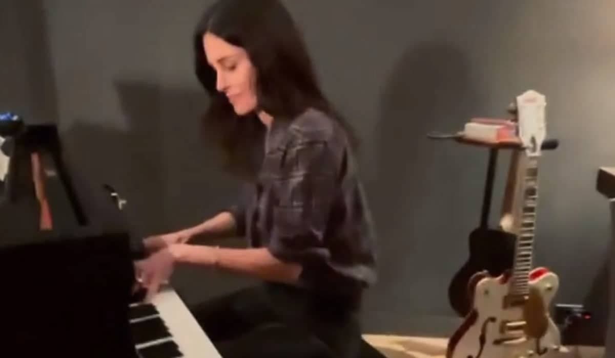 Courteney Cox exalta Olivia Rodrigo em cover de 'drivers license'; Assista