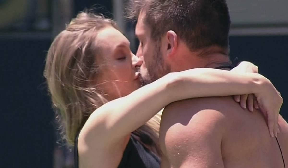 BBB 21 ao vivo: Carla Diaz volta para a casa beija Arthur