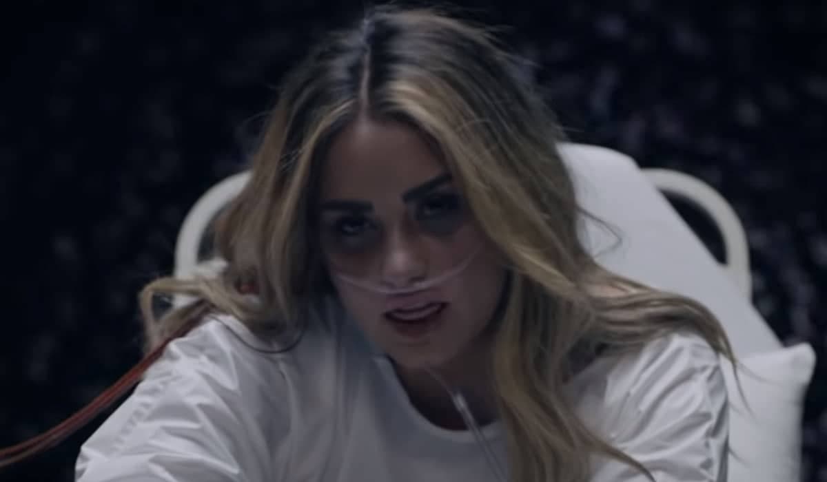 Demi Lovato encena sua própria overdose no clipe de 'Dancing With The Devil'; Assista