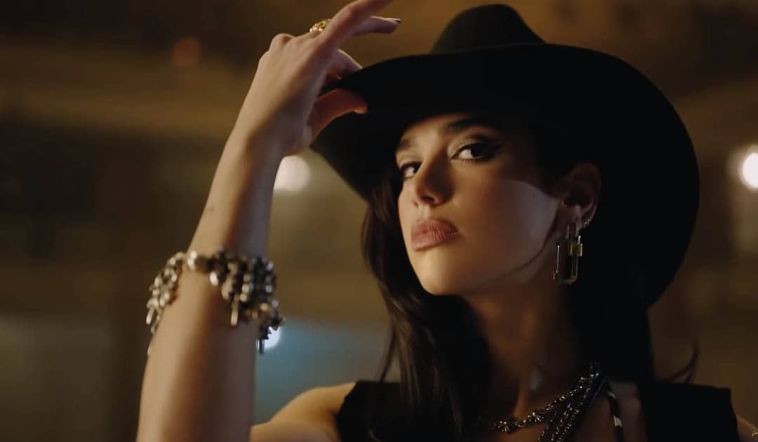 Dua Lipa lança o single ‘Can They Hear Us’ e o clipe de 'Love Again'
