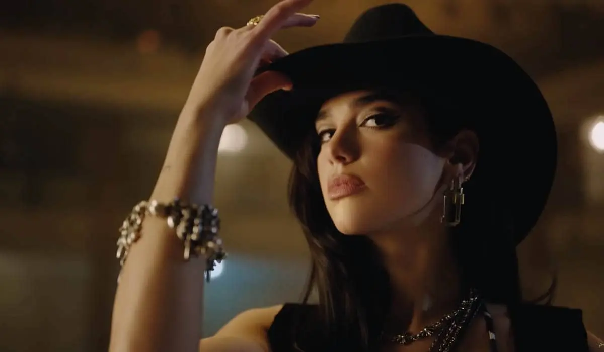 Dua Lipa lança o single ‘Can They Hear Us’ e o clipe de 'Love Again'