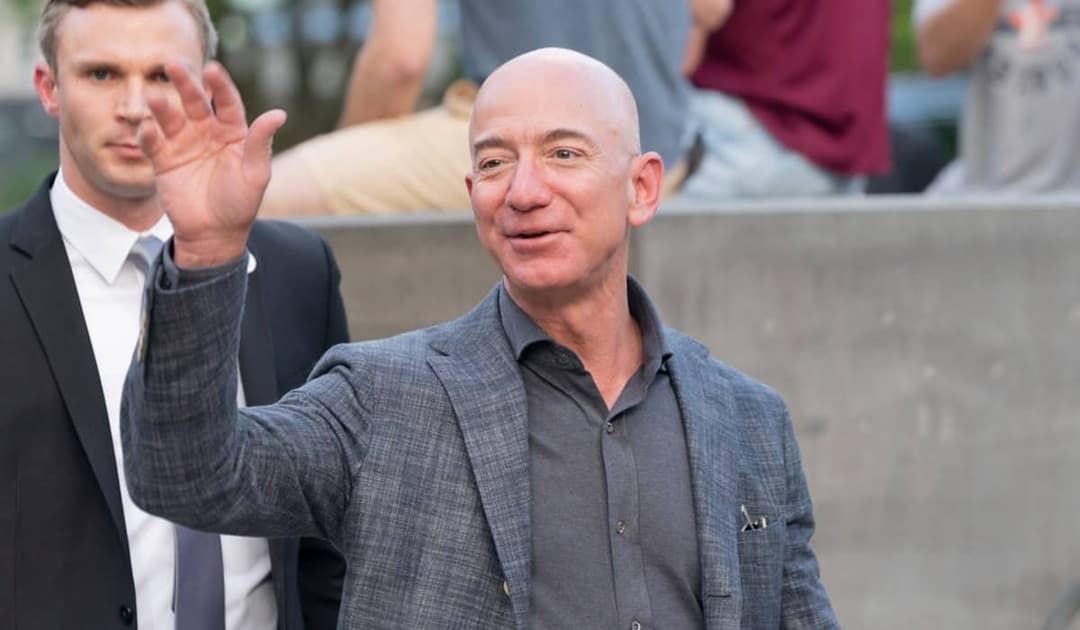 Jeff Bezos deixa oficialmente o cargo de CEO da Amazon