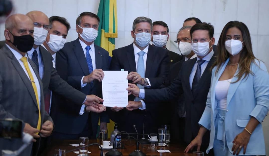 Bolsonaro entrega MP do Auxílio Brasil e negocia valor do novo Bolsa Família