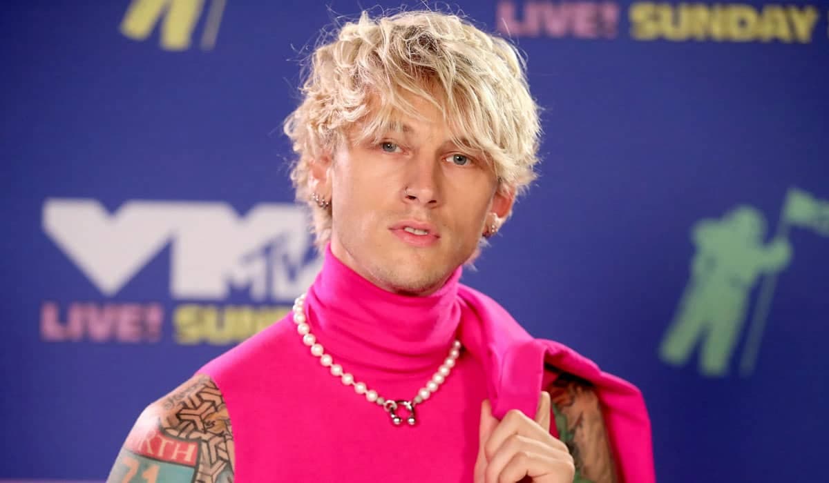 Vaiado, Machine Gun Kelly agride espectador em festival de metal