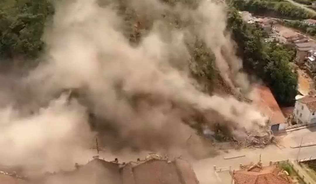 Vídeos mostram deslizamento destruindo casarões em Ouro Preto