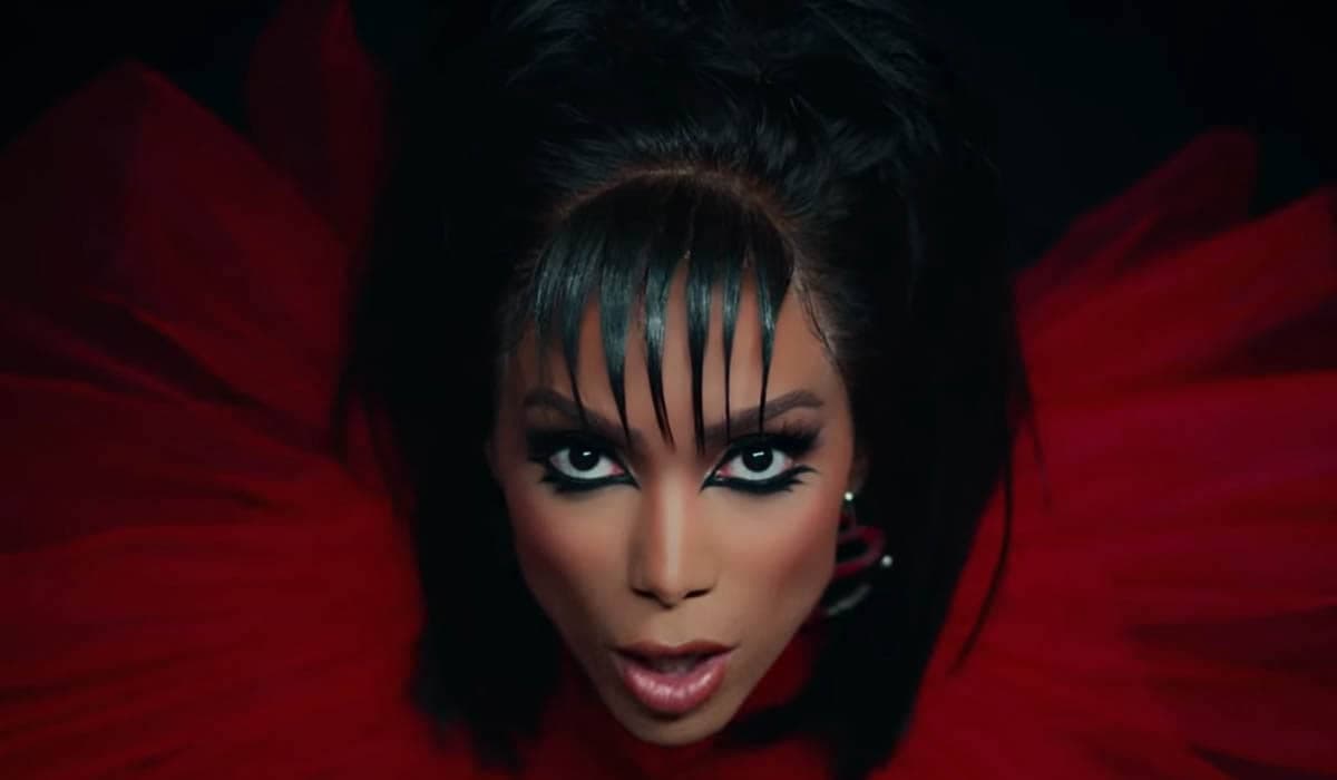 Anitta mostra versatilidade em Boys Don't Cry; Assista ao clipe