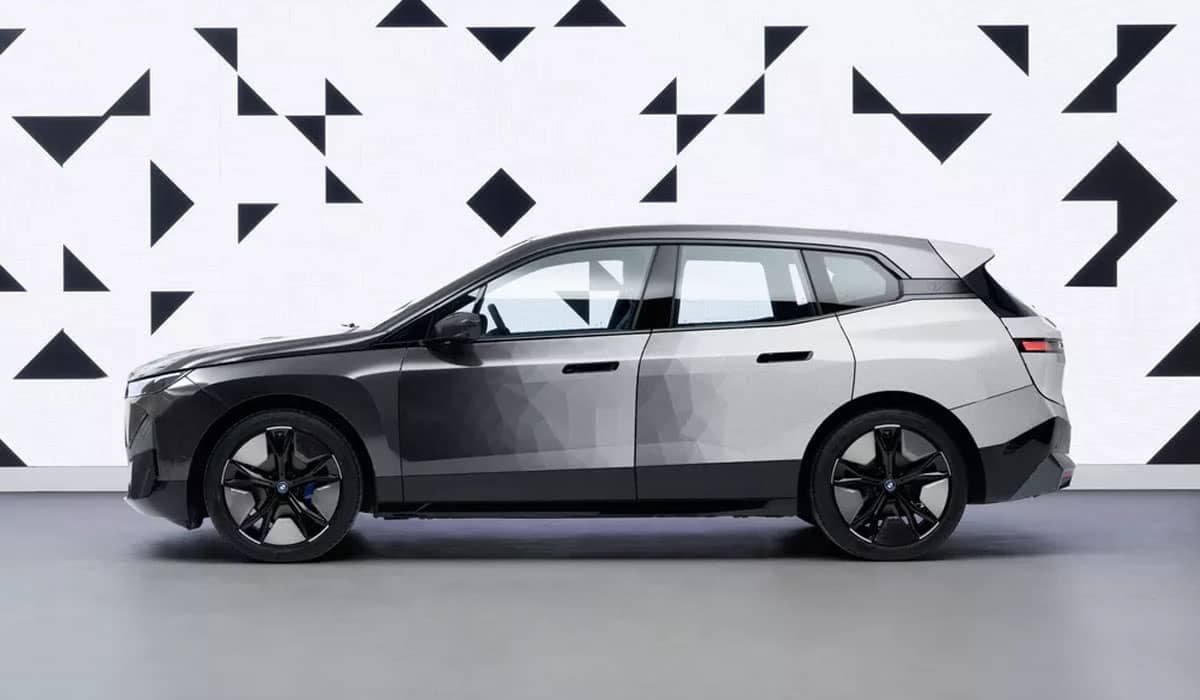 BMW apresenta carro que muda de cor na CES 2022