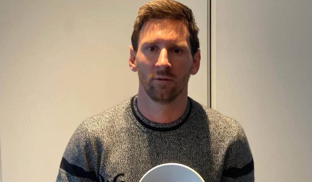 Com a camisa 30, Messi é ovacionado por torcedores do PSG em Paris