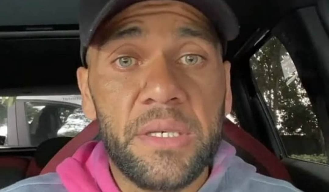 Daniel Alves não joga mais no São Paulo, comunica o clube