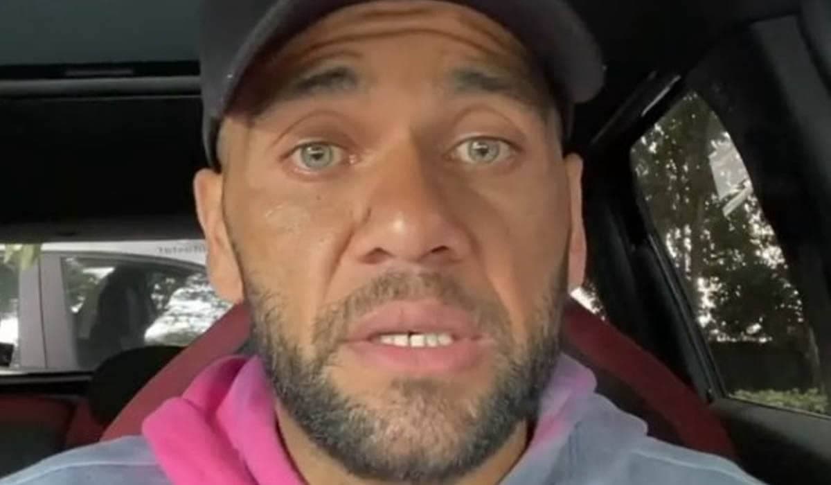 Daniel Alves não joga mais no São Paulo, comunica o clube