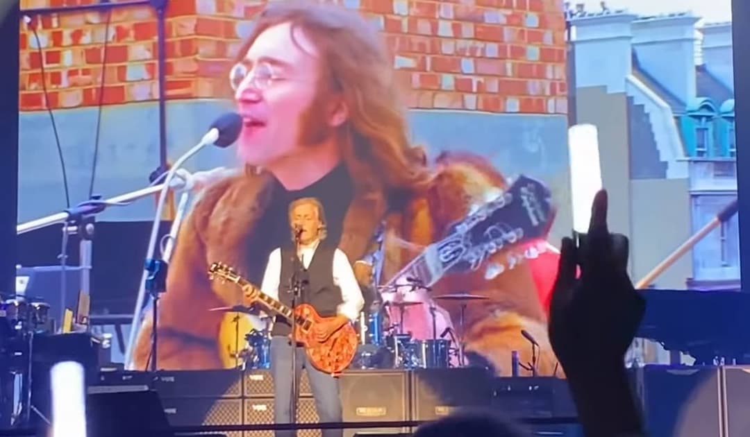 Paul McCartney faz ‘dueto’ com John Lennon em show