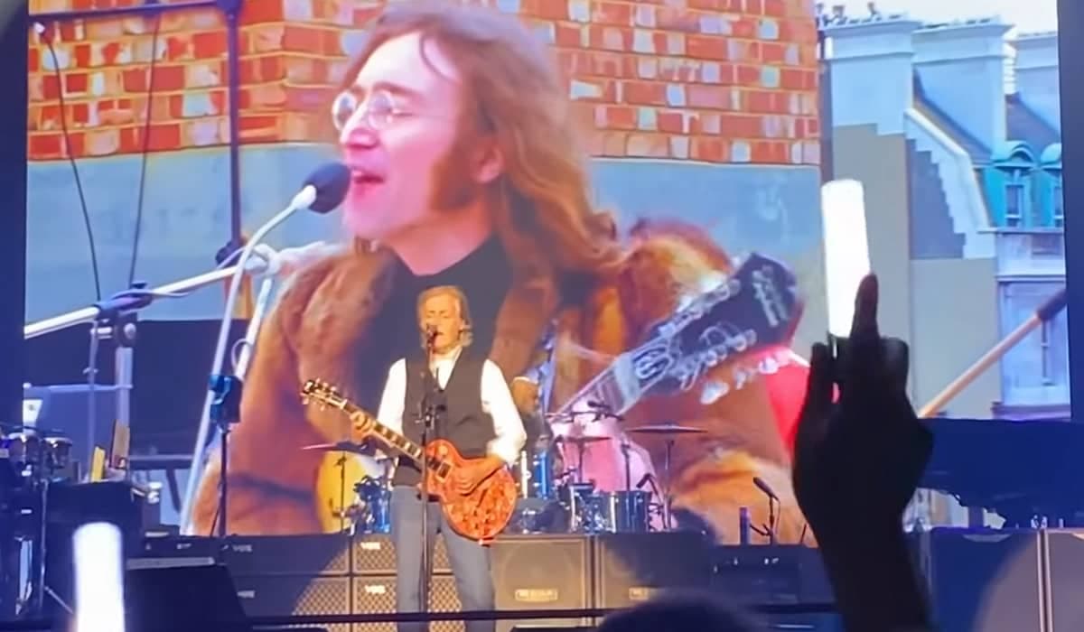 Paul McCartney faz ‘dueto’ com John Lennon em show