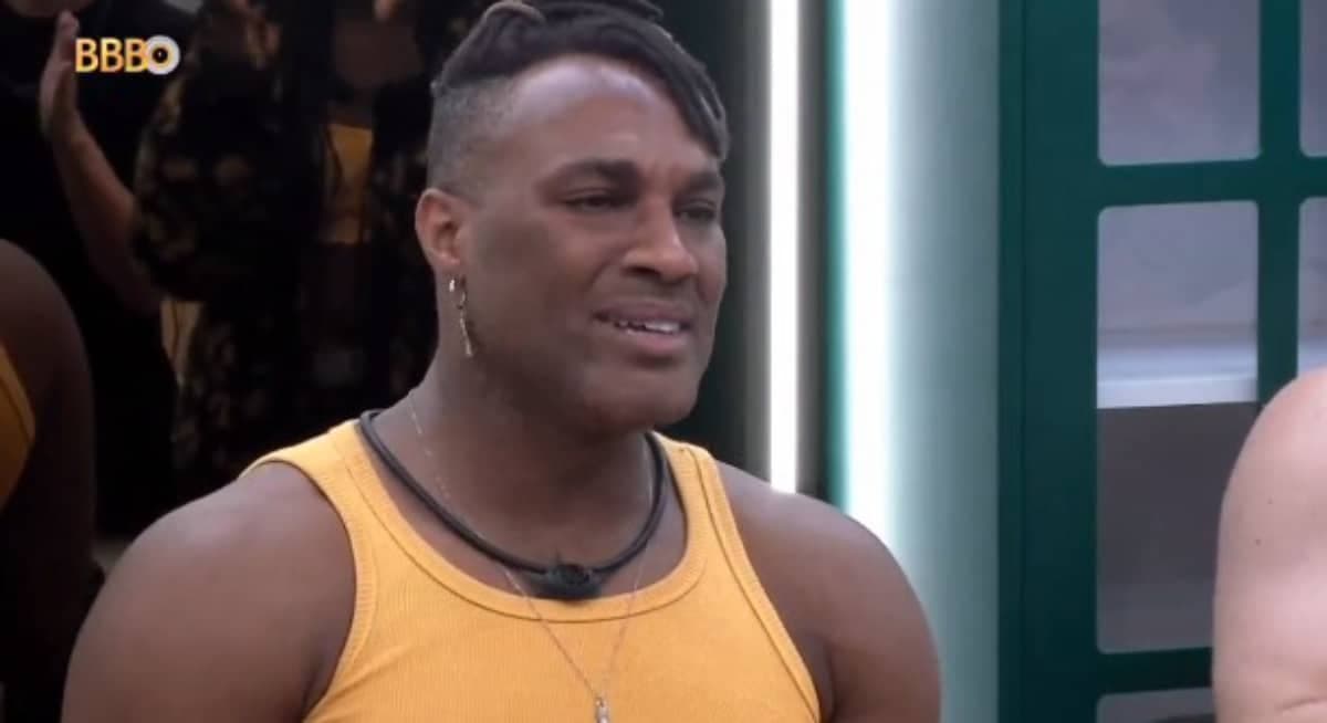 Fred Nicácio comemora aniversário no BBB e se emociona durante discurso