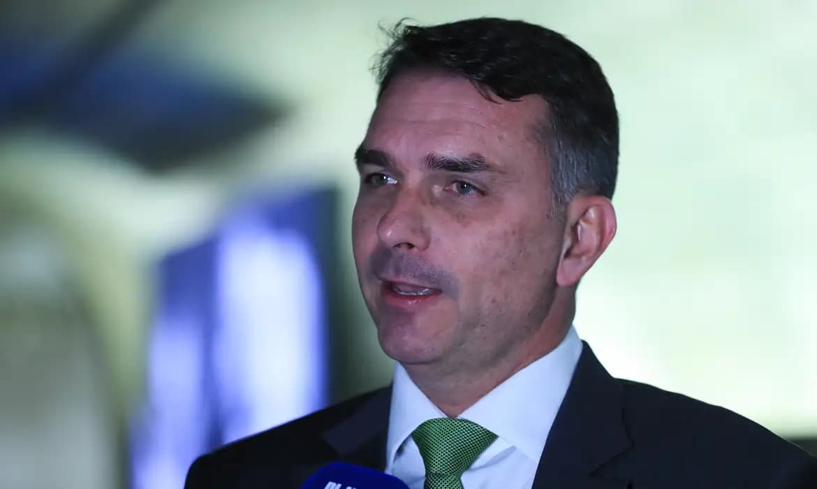 Debate da TV Globo em 2026: Lula fica fora, Flávio Bolsonaro confirma presença e Zema entra de última hora
