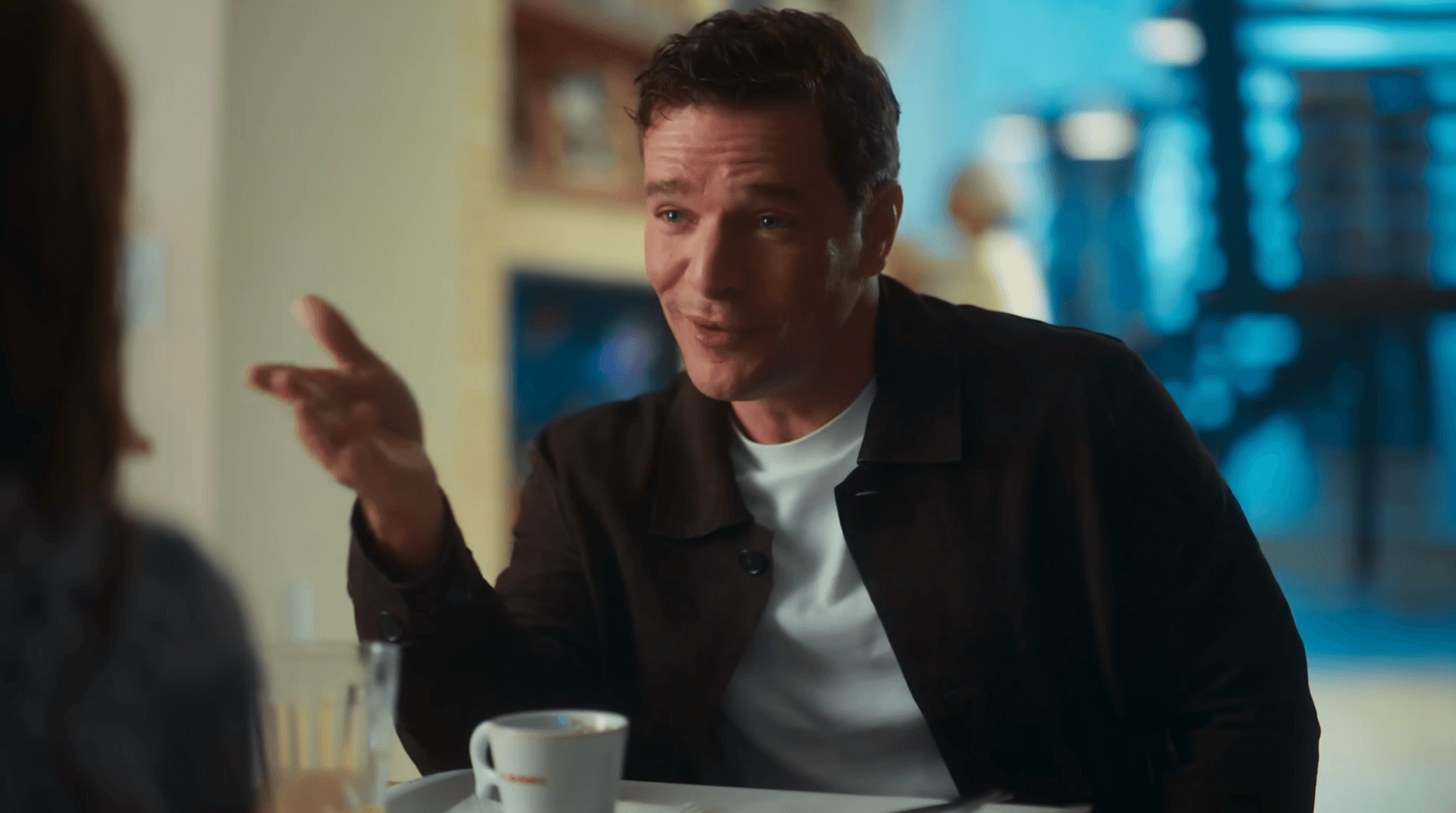 Resumo da novela Coração Acelerado: Janete e Alaorzinho se beijam em reencontro emocionante e João Raul descobre segredo devastador