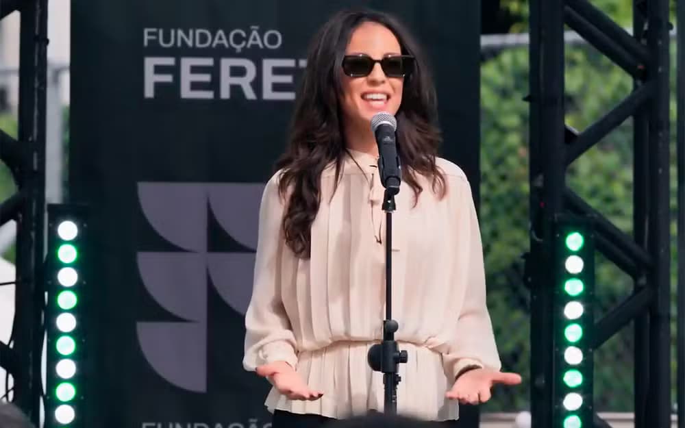 Resumo da novela Três Graças: Zenilda humilha Ferette em evento na Chacrinha e anuncia retorno chocante de Rogério