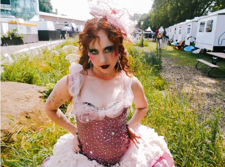 Jorginho Frello se retrata e inocenta Chappell Roan após polêmica em hotel