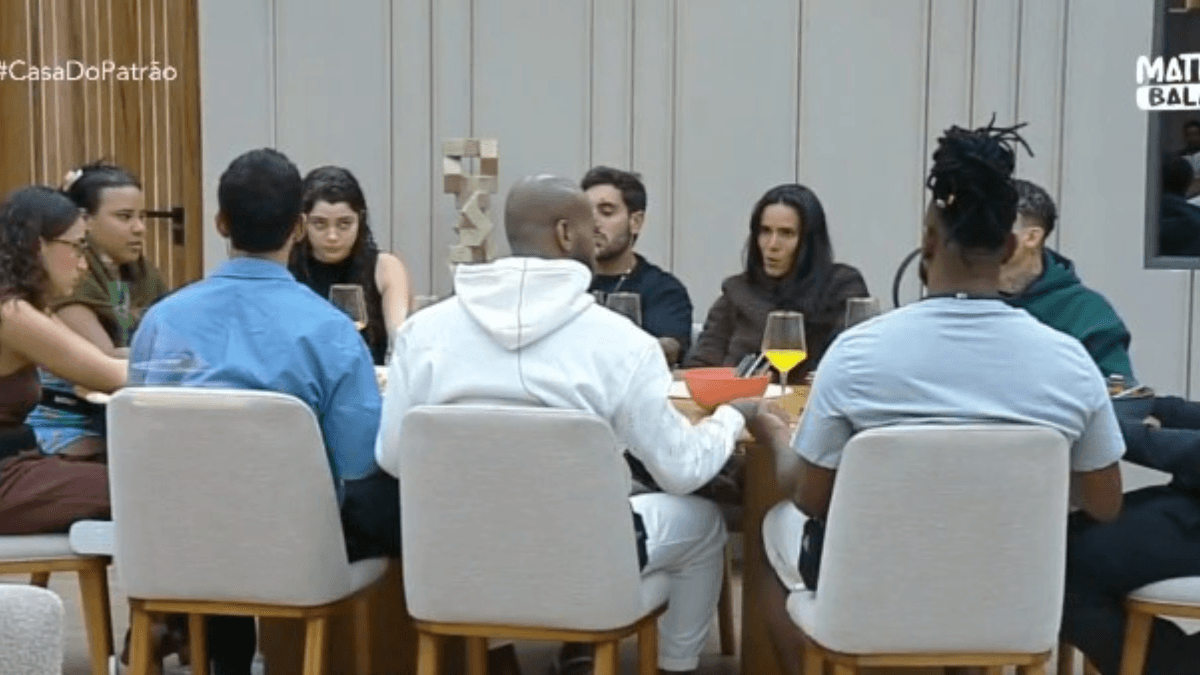 Diretor Boninho interrompe oração coletiva e dá bronca em participantes de reality