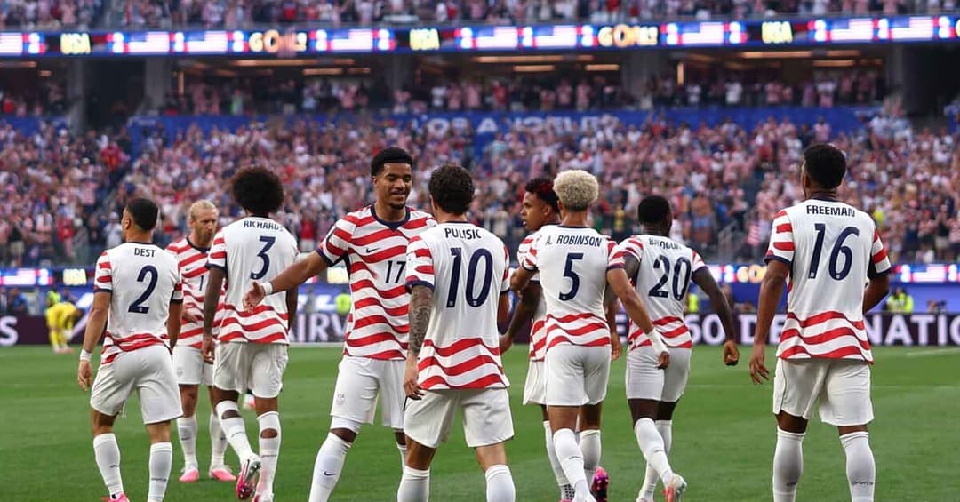 Estados Unidos goleiam Paraguai na Copa com gols 'brasileiros' e festa da torcida