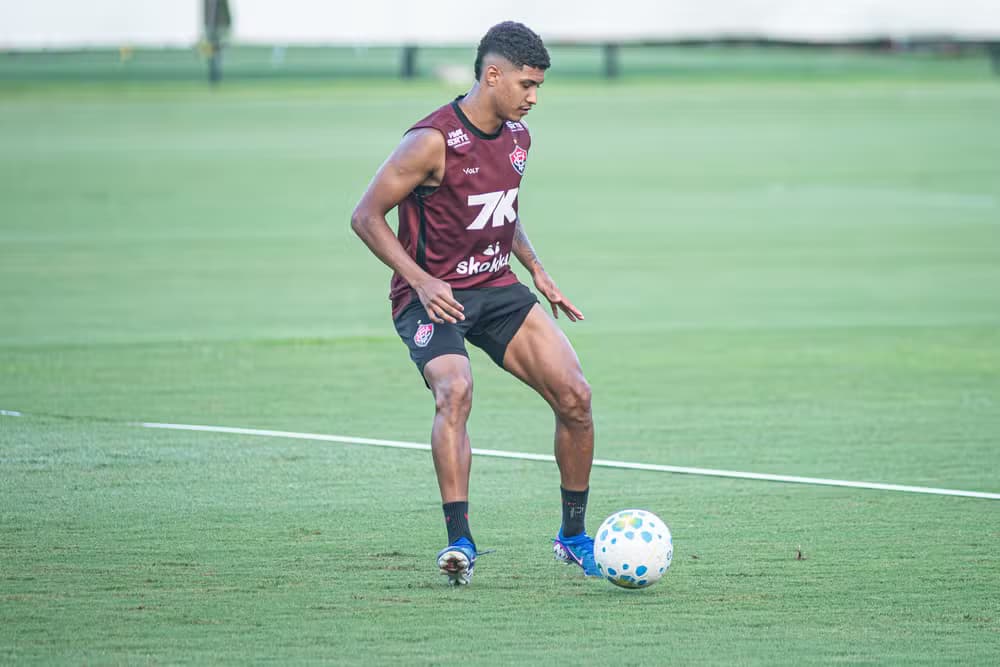 Paysandu negocia com meia Pablo Baianinho, do Vitória, para reforçar o meio-campo na Série C