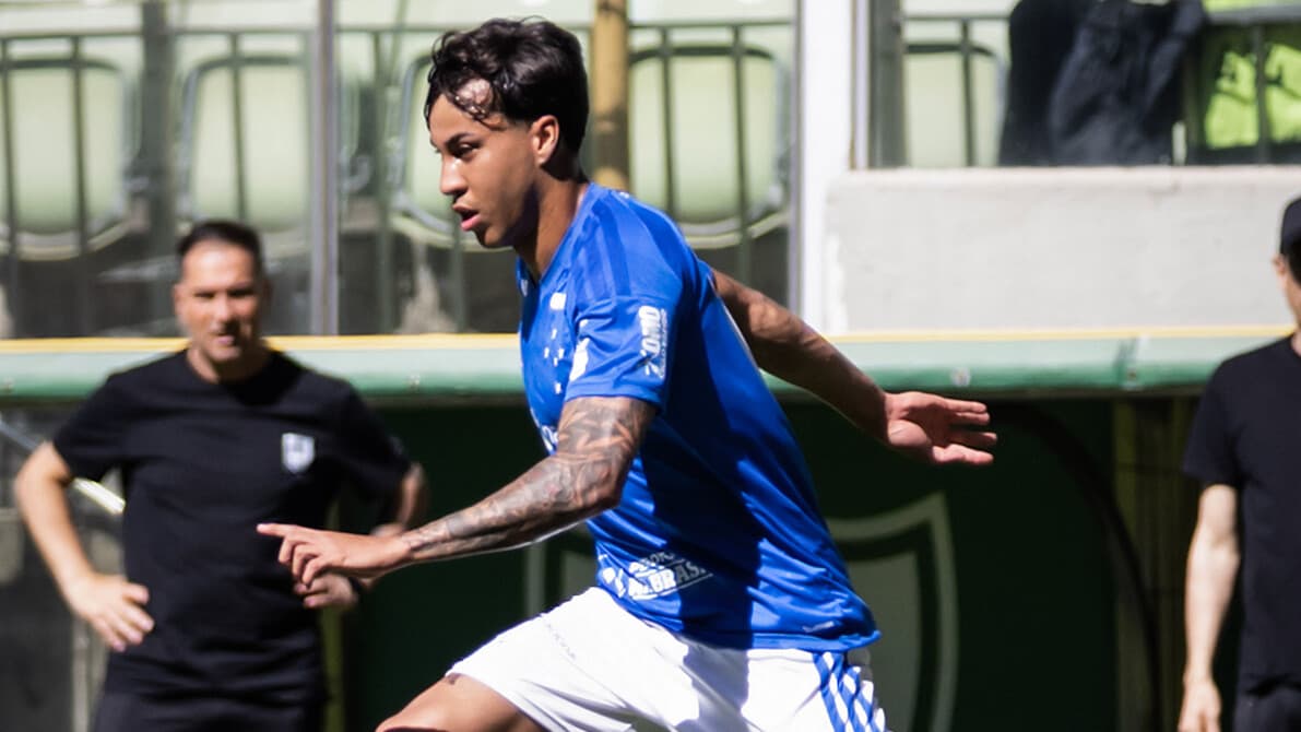 Cruzeiro vence o Defensor Sporting por 2 a 0 em amistoso e estreia Gabriel Rojas
