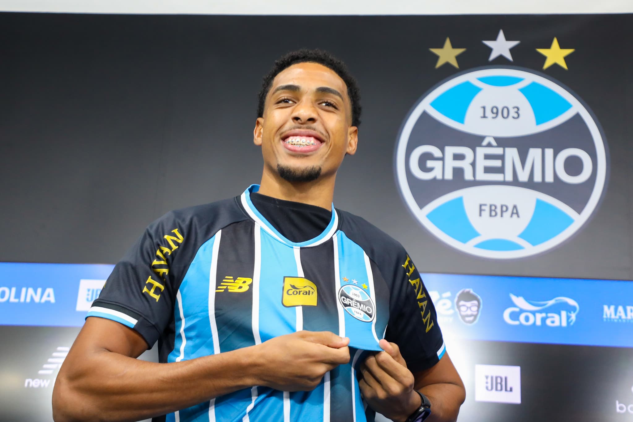 Grêmio apresenta o zagueiro Wallace e jogador revela sondagem do Internacional