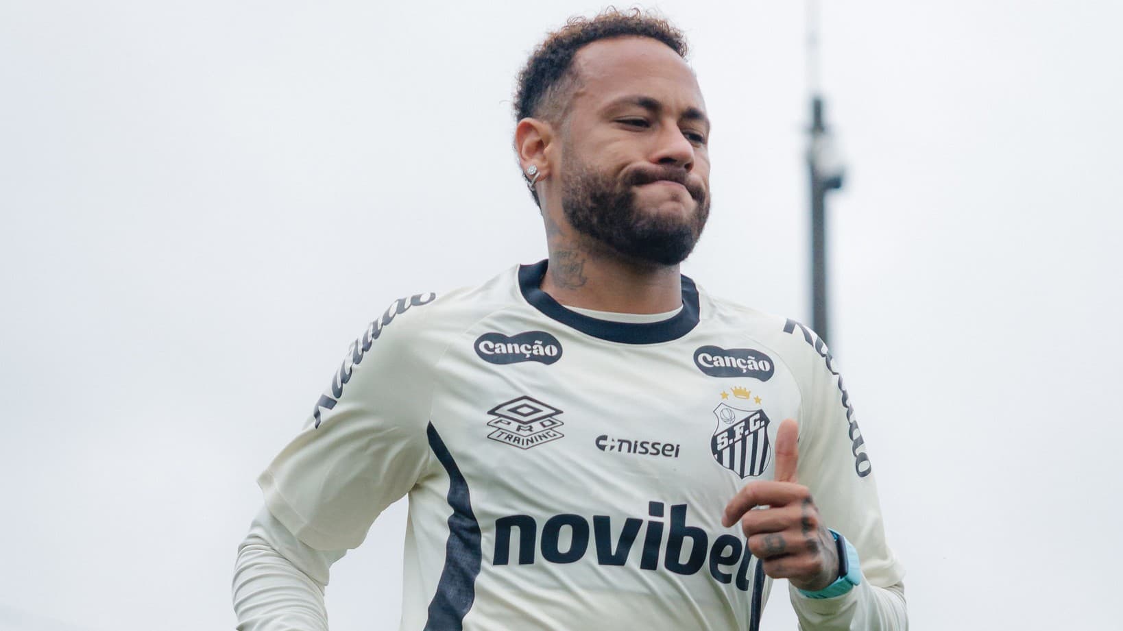 Neymar joga hoje? Atacante é relacionado por Cuca, mas fica fora de viagem e desfalca o Santos contra o Palmeiras