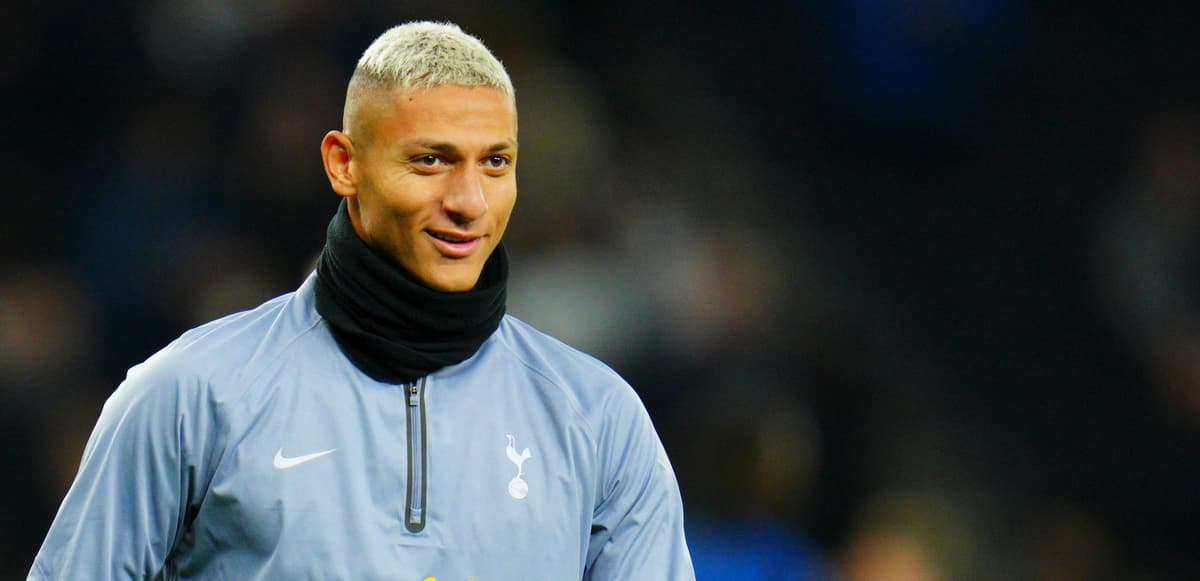 Richarlison fica de fora de novo e assiste a Liverpool x Tottenham pela TV