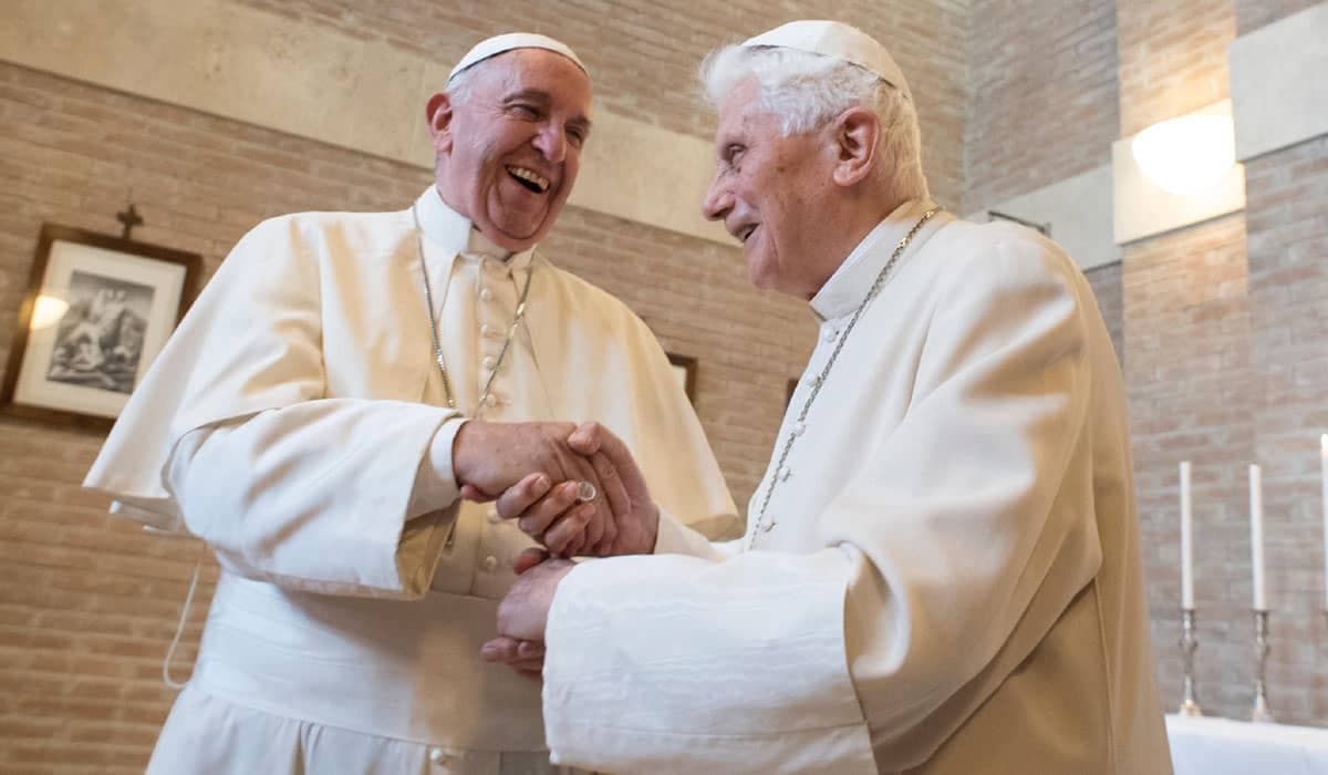 Papa Francisco e Bento XVI recebem primeira dose da vacina contra Covid-19