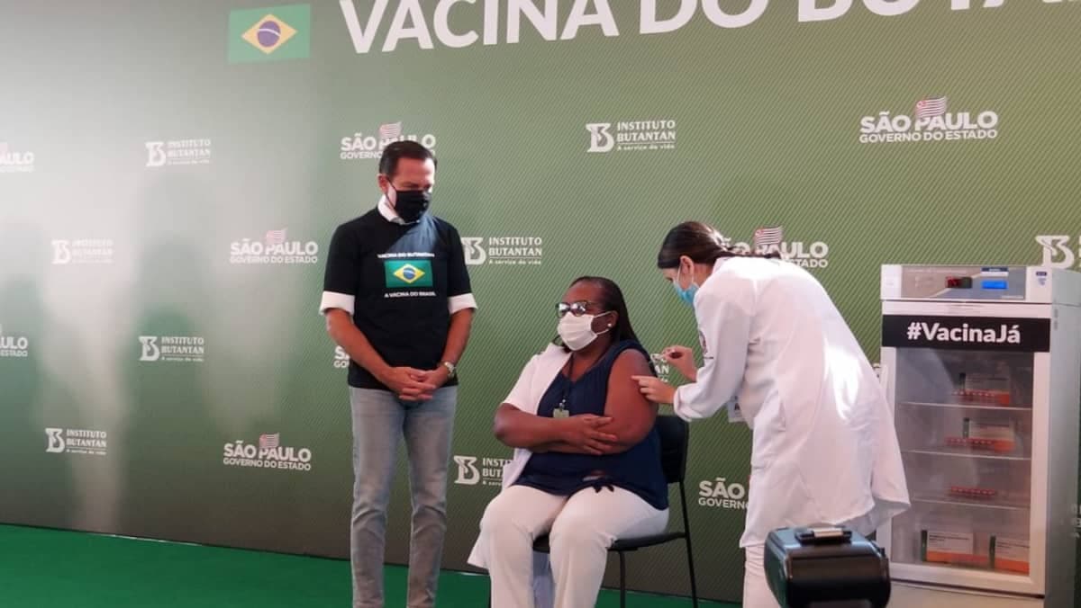 Anvisa aprova com unanimidade CoronaVac e primeira brasileira é imunizada contra Covid-19