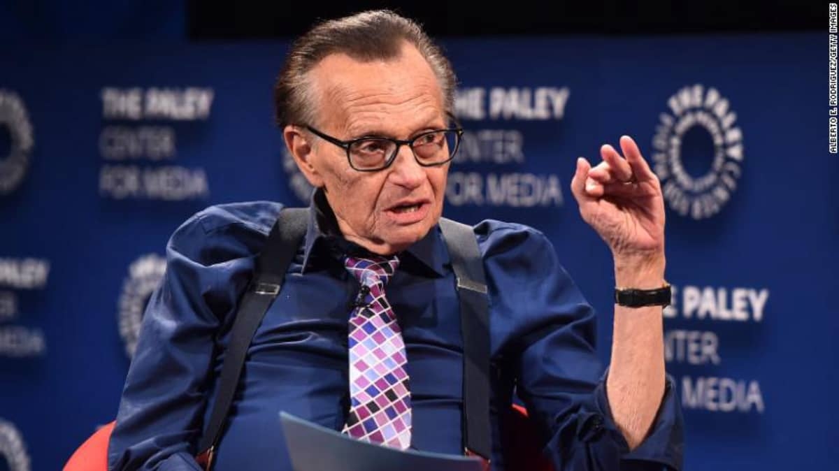 Aos 87 anos, Larry King falece após complicações da Covid-19