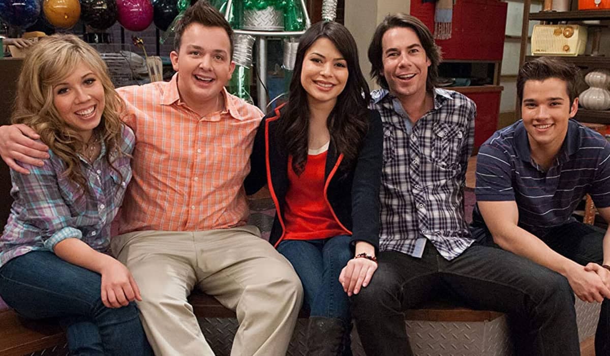 iCarly: Miranda Cosgrove revela bastidores do revival em foto do elenco