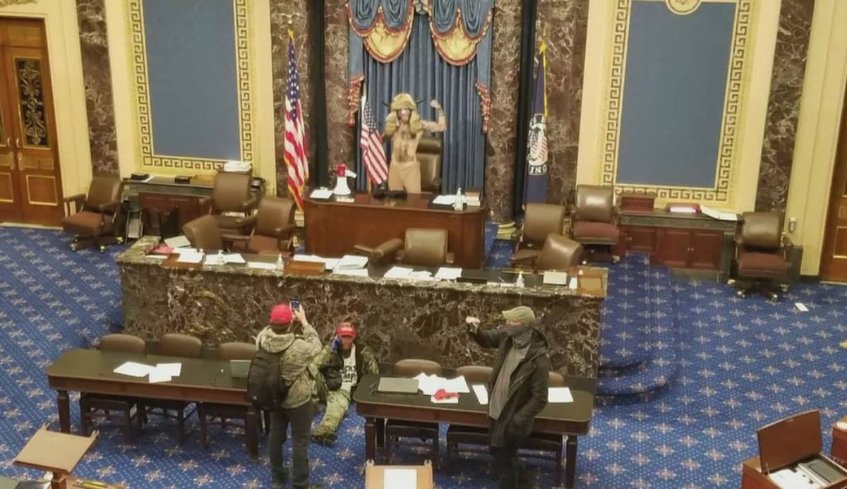 Apoiadores de Donald Trump invadem Congresso americano